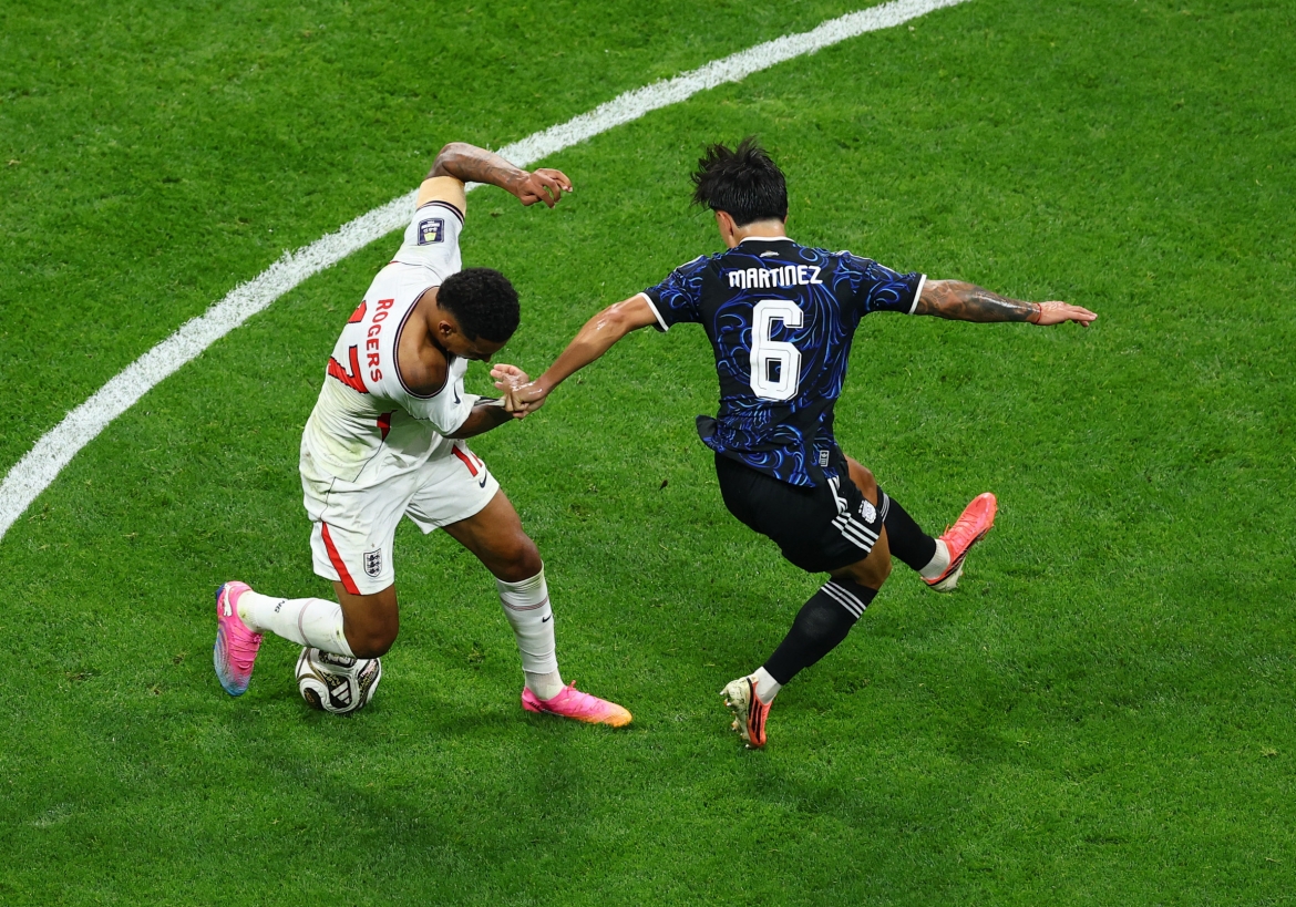 Tình huống Martinez kéo áo Rodgers. (Ảnh: Reuters)