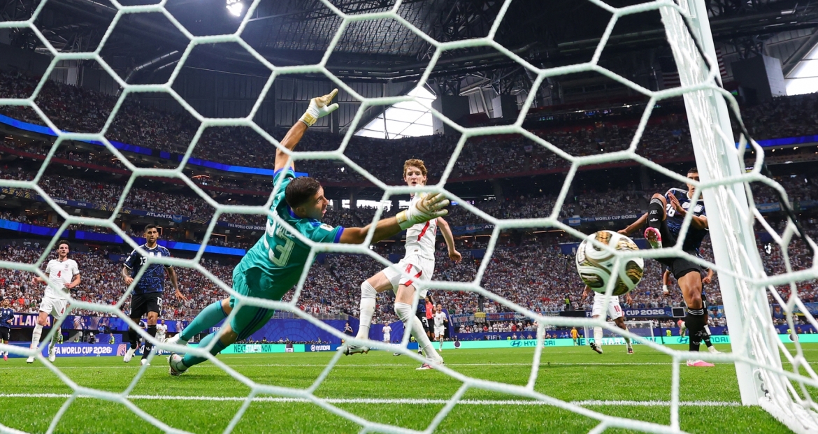 Gordon dứt điểm tung lưới Argentina. (Ảnh: Reuters)