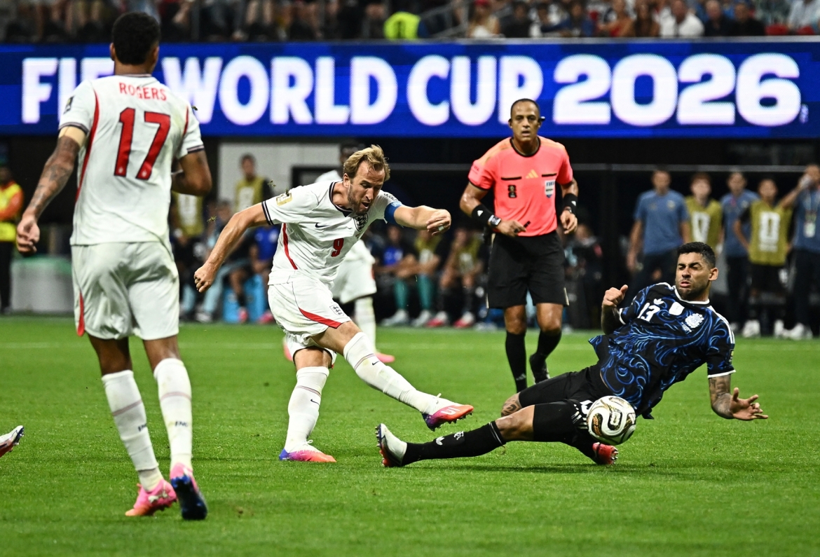 Harry Kane suýt nhân đôi cách biệt cho Anh. (Ảnh: Reuters)