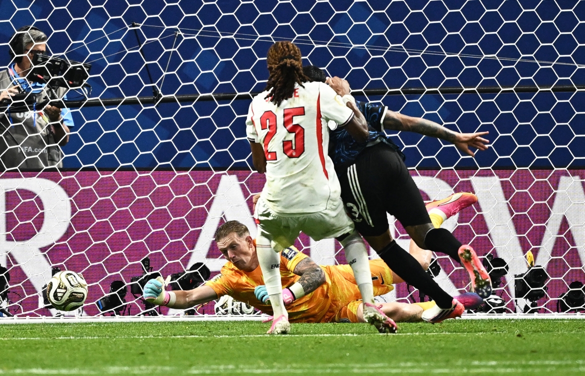 Pickford cứu Anh thoát bàn thua trông thấy. (Ảnh: Reuters)