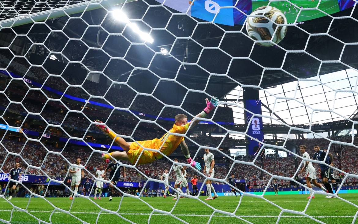 Thủ môn Pickford bó tay trước cú sút hiểm hóc. (Ảnh: Reuters)