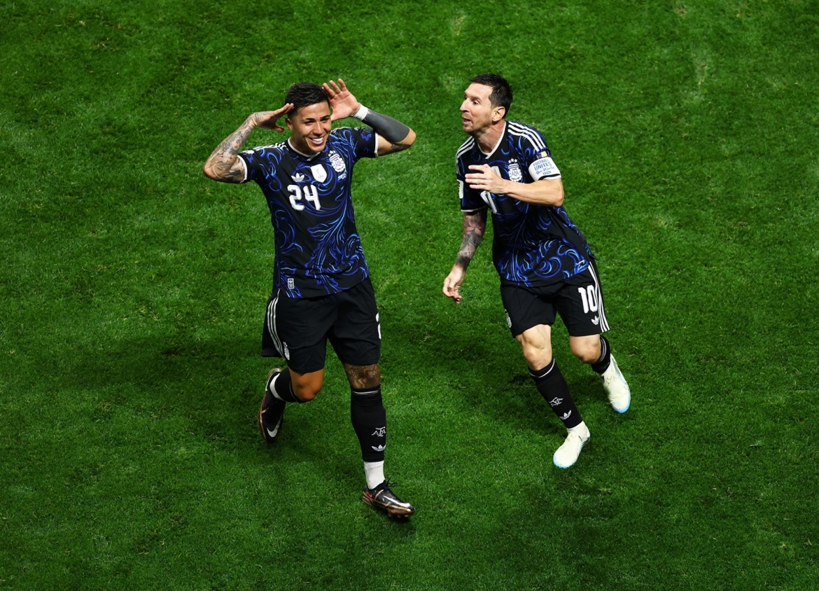 Enzo Fernandez đưa trận đấu về vạch xuất phát sau pha kiến tạo của Messi. (Ảnh: Reuters)