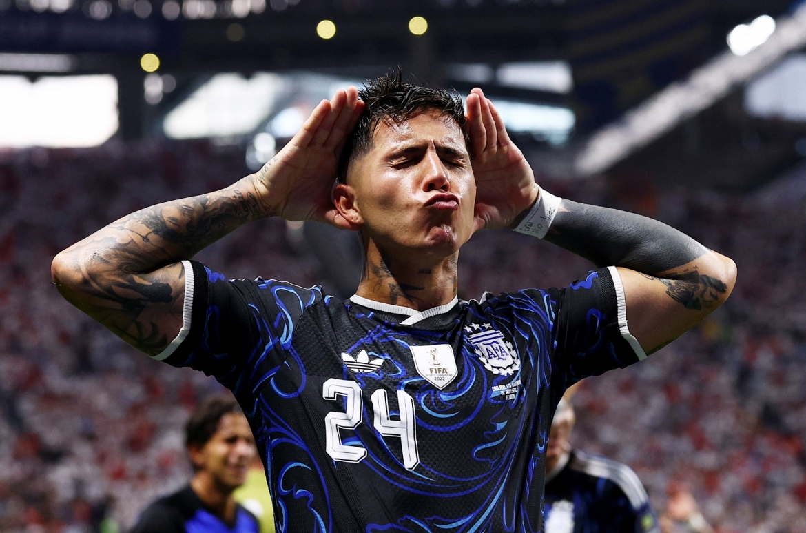 Enzo Fernandez ăn mừng ngạo nghễ. (Ảnh: Reuters)