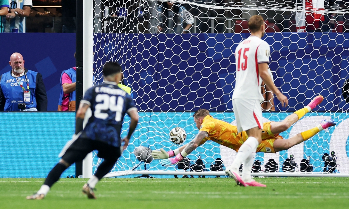 Anh đánh mất thế trận và bị Argentina gỡ hòa 1-1 ở phút 86. (Ảnh: Reuters)