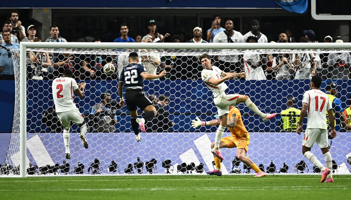 Pha ghi bàn của Lautaro Martinez. (Ảnh: Reuters)