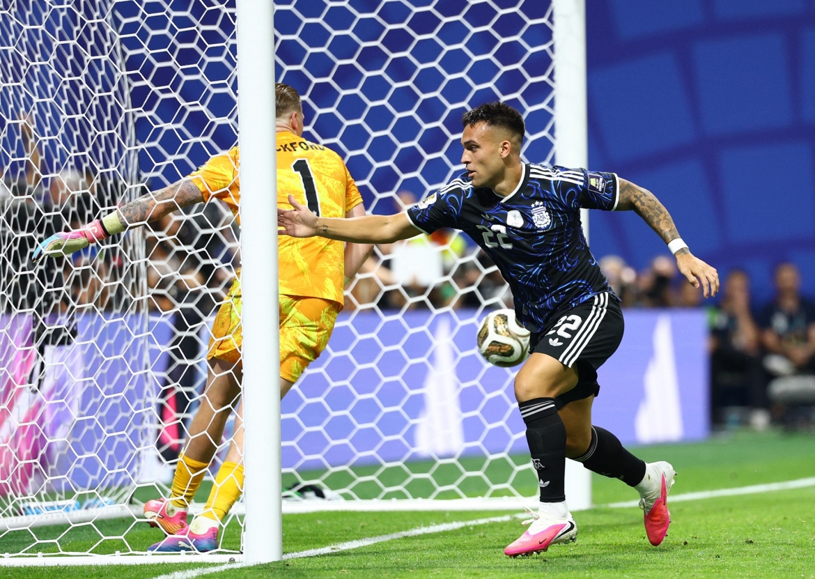 Argentina lội ngược dòng thắng Anh 2-1. (Ảnh: Reuters)