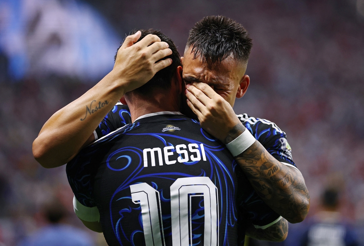 Lautaro Martinez ôm chầm Messi ăn mừng đầy cảm xúc. (Ảnh: Reuters)
