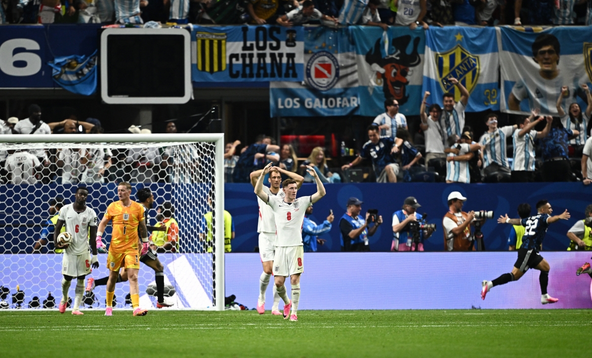 Anh phòng ngự bị động và thua ngược Argentina 1-2. (Ảnh: Reuters)
