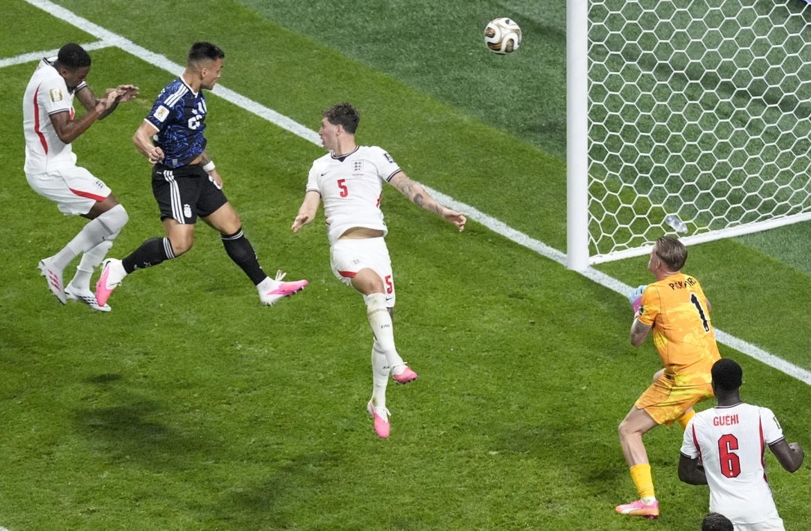 Lautaro Martinez đánh đầu tung lưới Anh sau quả tạt của Messi ở phút 90+2. (Ảnh: Reuters)