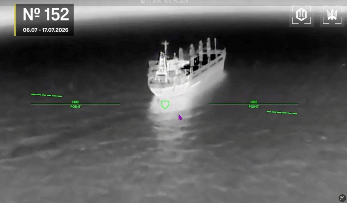 UAV của Ukraine tấn công vào một tàu hàng trên Biển Đen (Ảnh minh họa: Reuters)