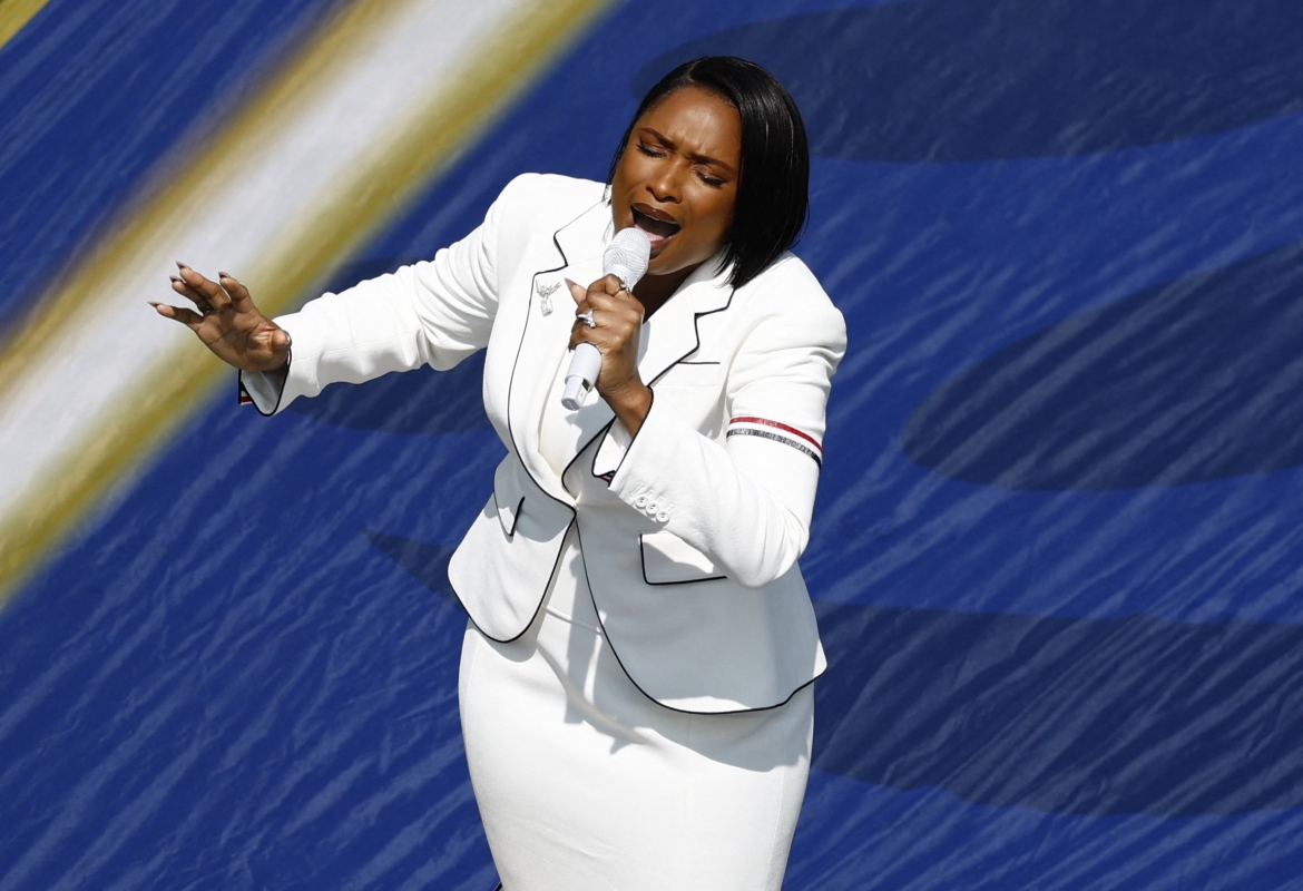 Sau những màn trình diễn sôi động, bầu không khí trên sân New York New Jersey trở nên trang nghiêm khi Jennifer Hudson trình bày quốc ca Mỹ.