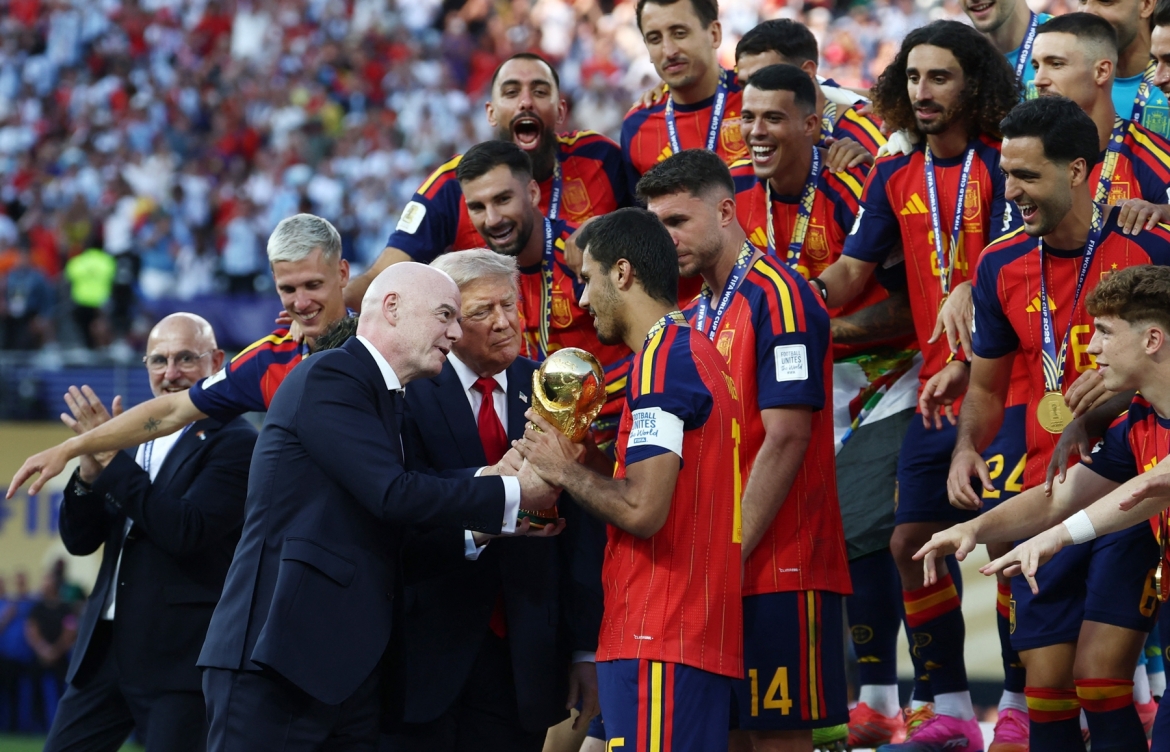 Tổng thống Mỹ Donald Trump và Chủ tịch FIFA Gianni Infantino trao cúp vàng World Cup cho đội trưởng Rodri của Tây Ban Nha.
