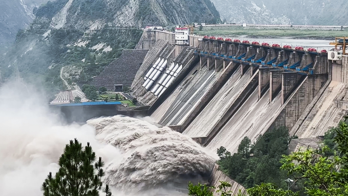 Cửa xả nước của đập Salal ở Jammu và Kashmir. Ảnh: ANI