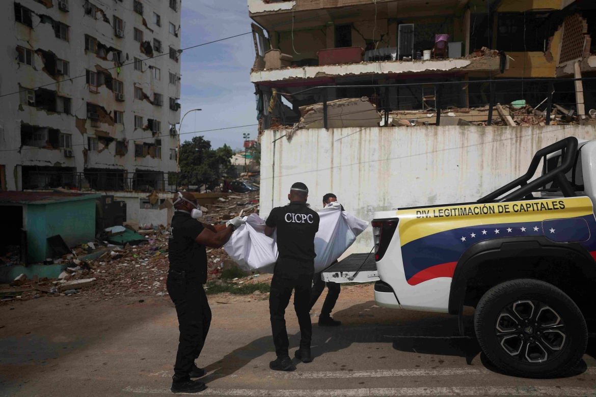 Việc tìm kiếm người mất tích sau trận động đất kép tại La Guaira, Venezuela, ngày 5/7 (Ảnh: Reuters)