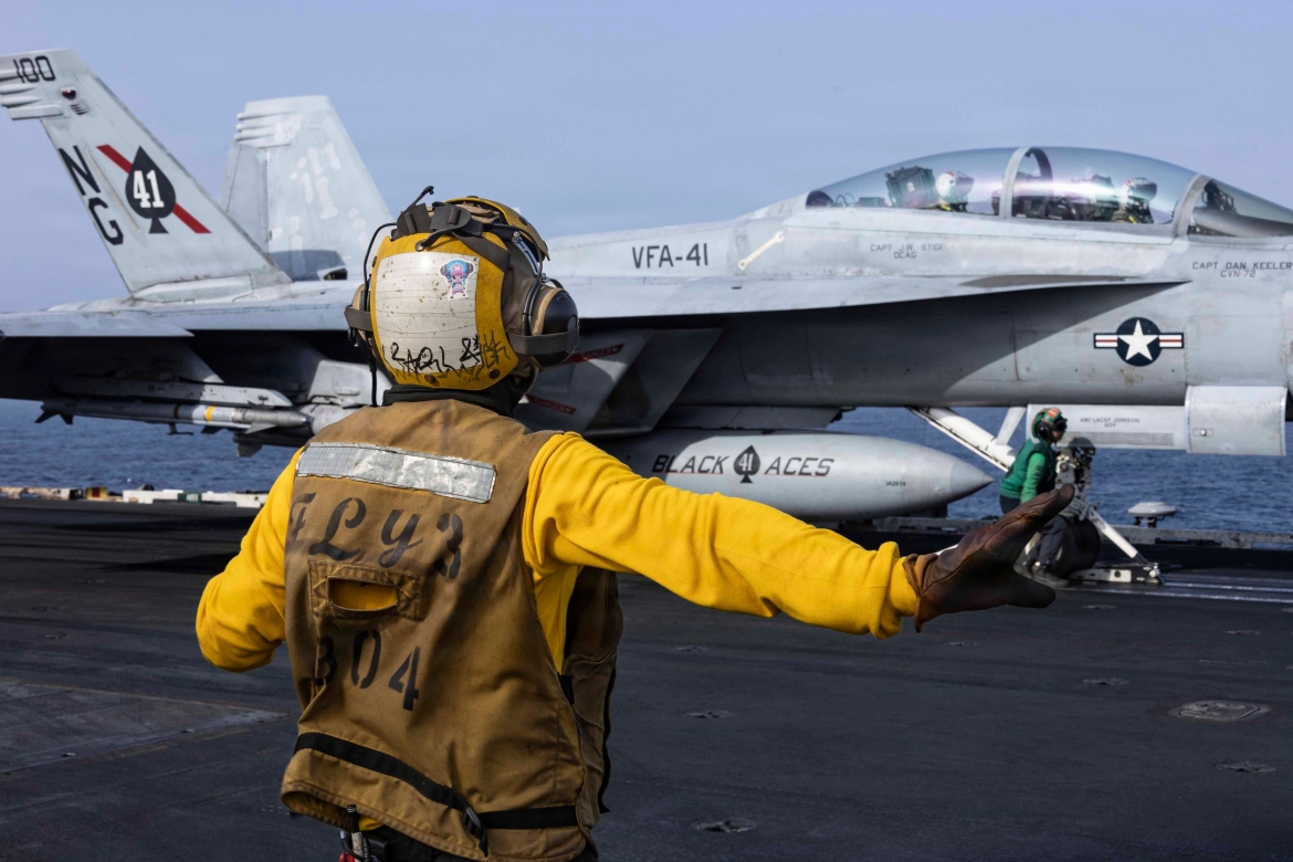 Một chiếc máy bay chiến đấu F/A-18F cất cánh từ tàu sân bay lớp Nimitz USS Abraham Lincoln ngày 25/6 để hỗ trợ an ninh và ổn định hàng hải ở Trung Đông (Ảnh: CENTCOM)
