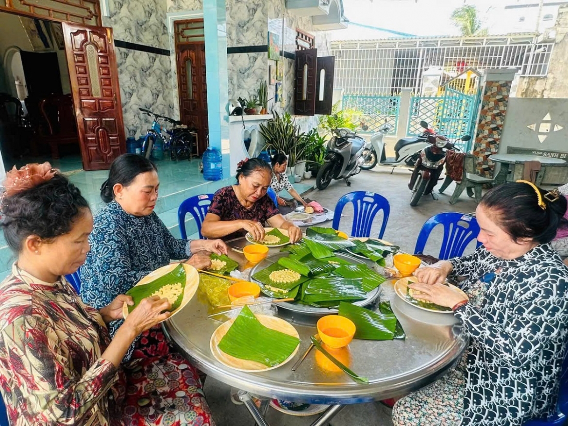 Công đoạn nặn bánh. Ảnh: BTC