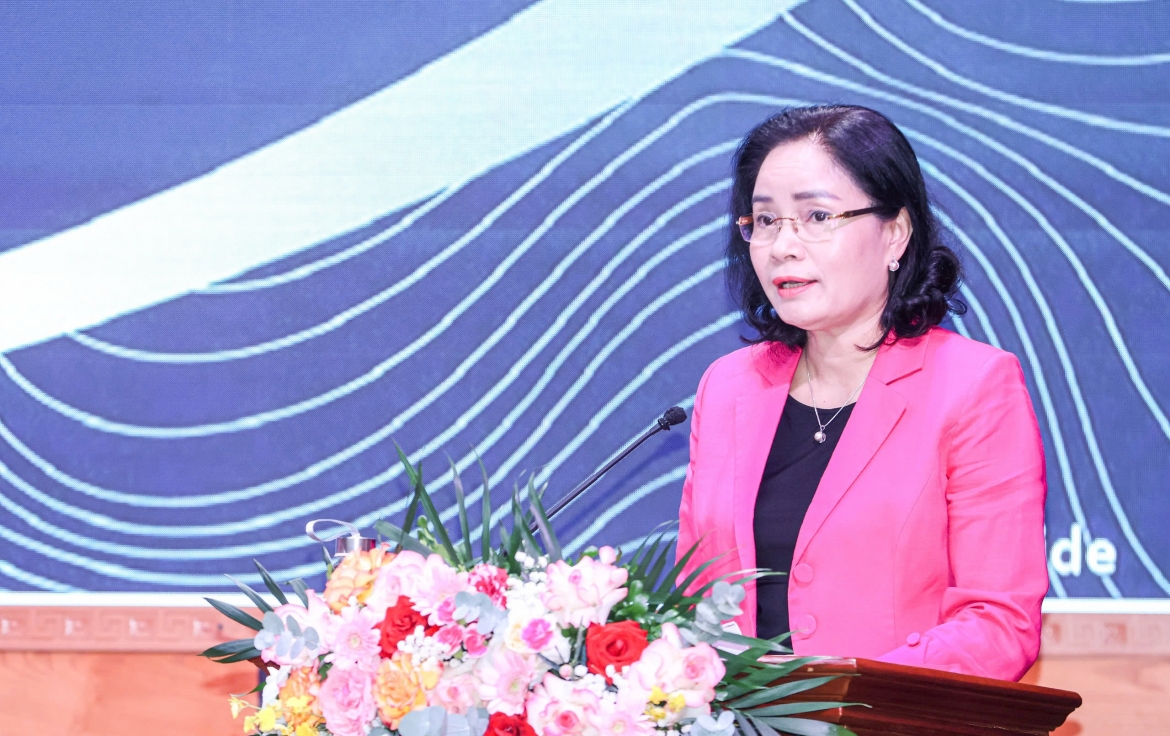 Thứ trưởng Trịnh Thị Thủy trình bày báo cáo tóm tắt tình hình thực hiện nhiệm vụ trong 6 tháng qua.