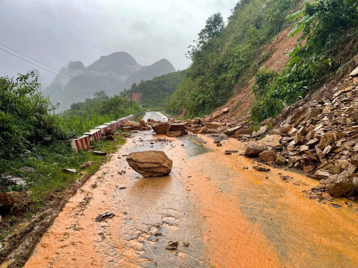 Đá rơi từ taluy dương gây nguy hiểm trên tuyến Chiềng Lao - Mường La. (Ảnh: MXH)
