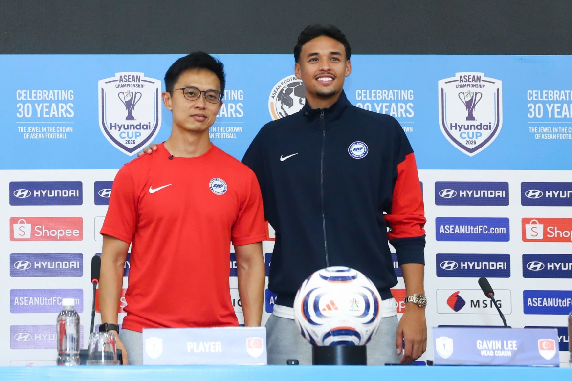 HLV Gavin Lee và tiền đạo Ilhan Fandi chụp ảnh chung trước khi kết thúc phần họp báo. (Ảnh: Như Đạt)