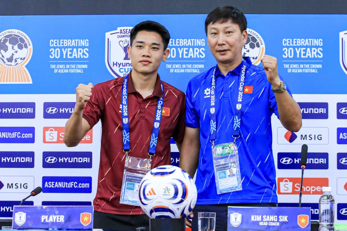 Đình Bắc và HLV Kim Sang Sik thể hiện quyết tâm chiến thắng trước trận gặp ĐT Singapore. (Ảnh: Hoài Thương)