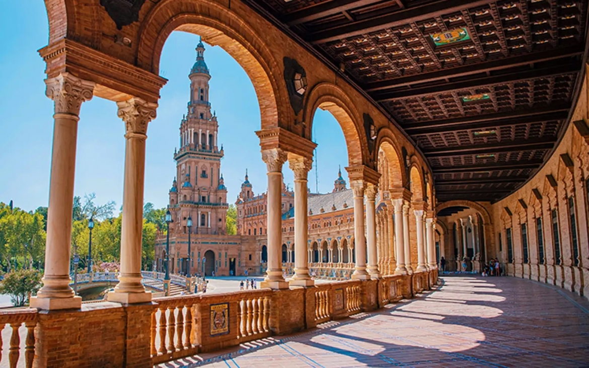 3. Seville. Mỗi góc phố ở đây đều là một bữa tiệc thị giác, biến thành phố này trở thành một trong những địa điểm đẹp nhất Tây Ban Nha dành cho những du khách yêu thích văn hóa sôi động và kiến trúc ấn tượng. Thành phố thể hiện tinh thần của Andalusia, từ những con phố hẹp ngập tràn ánh nắng đến tiếng flamenco vang vọng trong những khoảng sân nhỏ khuất nẻo.