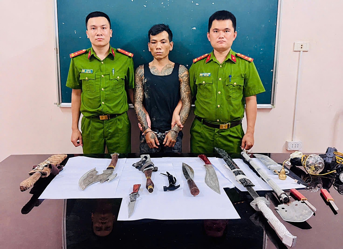 Đối tượng Vi Văn Nhạc và tang vật. (Ảnh: Công an Nghệ An).