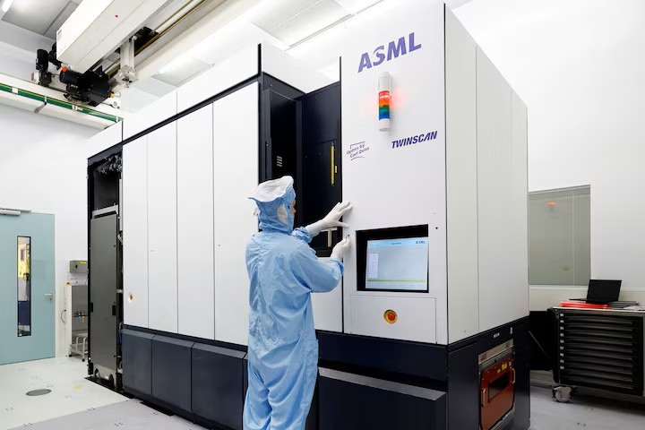 Một kỹ sư lắp ráp đang làm việc trên hệ thống quang khắc TWINSCAN DUV tại ASML ở Veldhoven, Hà Lan tháng 6/2023. (Ảnh: Reuters)
