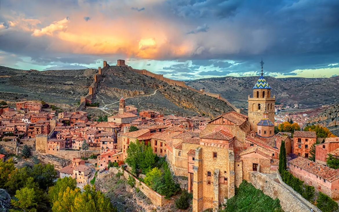 4. Albarracín. Nằm ẩn mình trong khung cảnh núi non trập trùng của Aragón, Albarracín trông giống như một ngôi làng bị đóng băng trong thời gian; một mê cung gồm những ngôi nhà gạch nung, cổng vòm bằng đá và những con phố dốc quanh co nằm trên một hẻm núi sông ngoạn mục. Những tòa nhà màu hồng của địa điểm này tỏa sáng dịu nhẹ trong ánh nắng chiều, tạo nên một khung cảnh gần như điện ảnh.