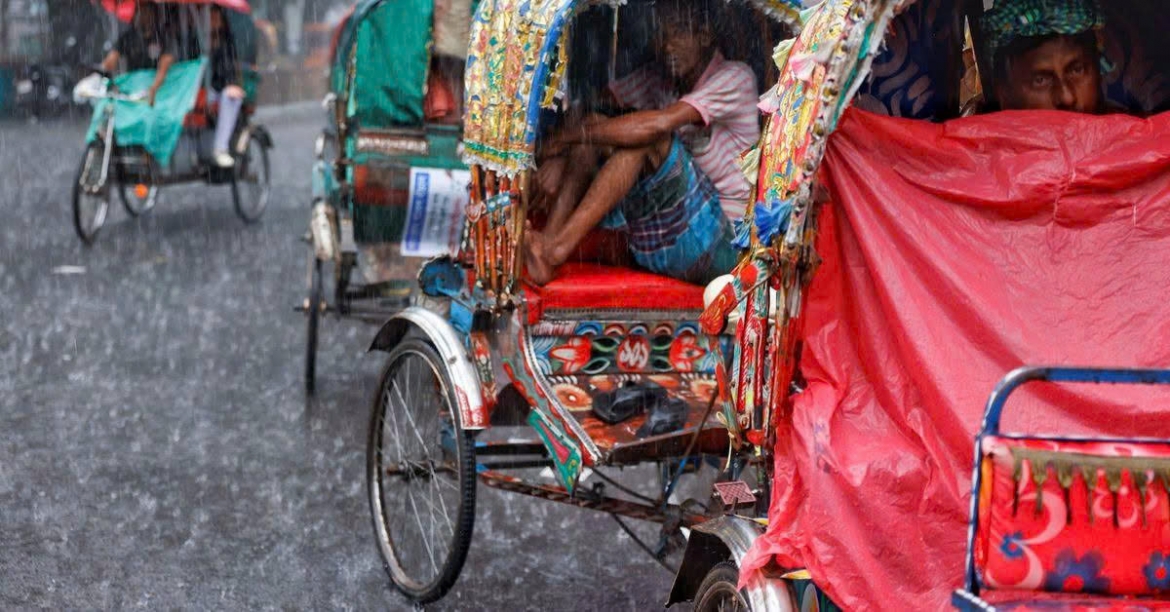 Các tài xế xe kéo ngồi bên trong xe để trú mưa trong trận mưa như trút nước tại Dhaka, Bangladesh ngày 7/7/2026 (ảnh Reuters)
