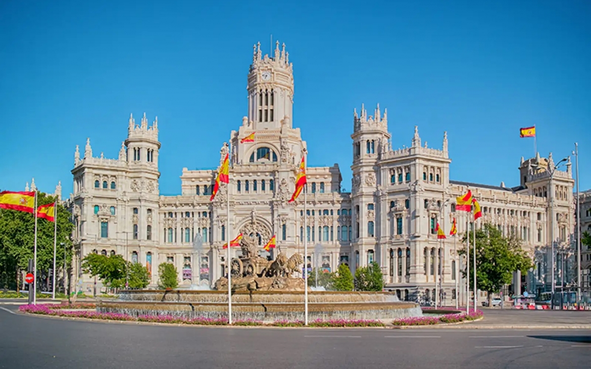 5. Madrid. Thủ đô của Tây Ban Nha là một trong những nơi tráng lệ và xinh đẹp bậc nhất xứ bò tót. Sự kết hợp giữa đại lộ rộng lớn, quảng trường thanh lịch và các bảo tàng đẳng cấp thế giới mang đến cho Madrid một nét tinh tế đặc trưng. Sau một ngày khám phá, những nhà hàng sôi động quanh Plaza de Santa Ana là nơi lý tưởng để thư giãn với những món ăn Tây Ban Nha cổ điển.