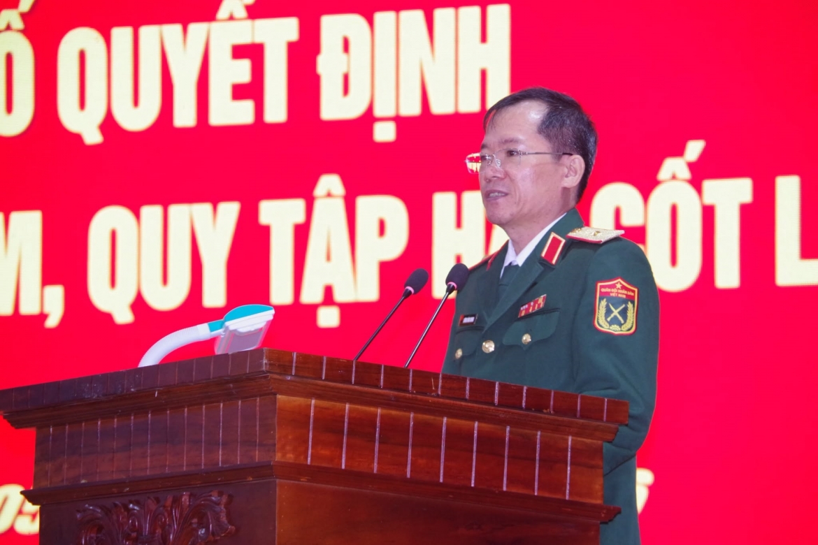 Thiếu tướng Lương Đình Chung, Chính ủy Quân khu 5 phát biểu, giao nhiệm vụ cho Đội tìm kiếm, quy tập hài cốt liệt sĩ