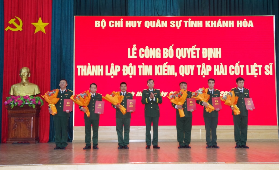 Thiếu tướng Lương Đình Chung, Chính ủy Quân khu 5 trao quyết định cho các cán bộ được điều động tham gia Đội tìm kiếm, quy tập hài cốt liệt sĩ