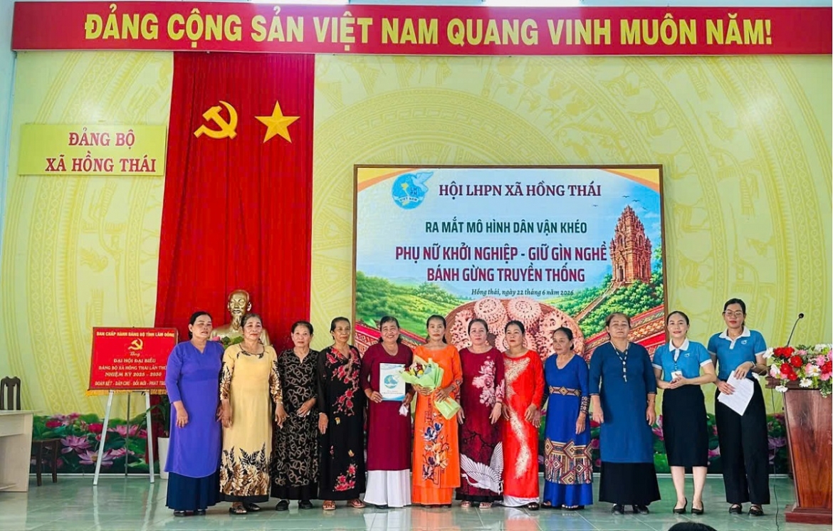 Ra mắt mô hình phụ nữ khởi nghiệp - gìn giữ nghề bánh gừng truyền thống của Hội Phụ nữ xã Hồng Thái, tỉnh Lâm Đồng. Ảnh: BTC