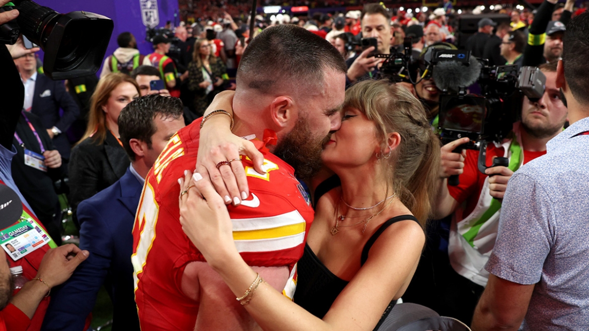 Travis Kelce và Taylor Swift tại Super Bowl LVIII. (Ảnh: Ezra Shaw/Getty Images)