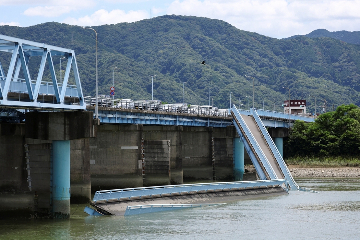 Một cây cầu bị hư hại sau trận động đất mạnh 7,1 độ xảy ra tại tỉnh Kumamoto.