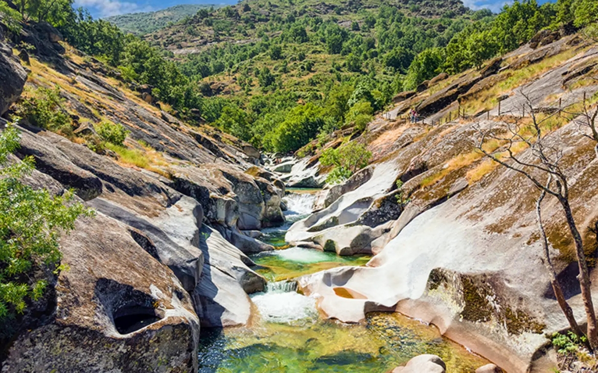 7. Los Pilones (Cáceres) là một trong những địa điểm đẹp nhất Tây Ban Nha, một hẻm núi tự nhiên hùng vĩ trong thung lũng Jerte thuộc tỉnh Cáceres, được tạo nên bởi những dòng suối chảy xiết từ dãy núi Sierra de Tormantos. Những khối đá granit nhẵn mịn tạo nên một loạt hồ nước xanh ngọc bích, mang đến cảm giác như một spa ngoài trời ẩn mình.