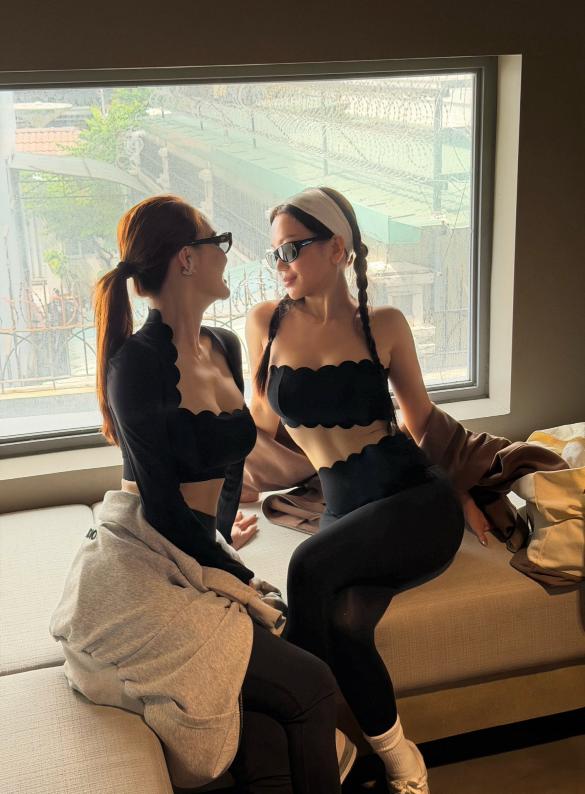 Trên trang cá nhân, diễn viên Nhã Phương khoe ảnh gợi cảm bên Sĩ Thanh và gọi đàn chị là "bà bạn cùng tần số".