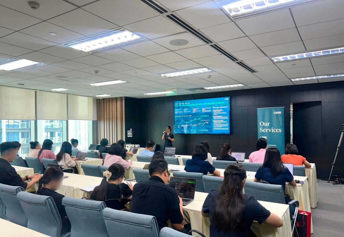 Có một điểm chung của các doanh nghiệp là có rất nhiều người đảm nhận chức "giám đốc cấp cao", "chuyên gia".... 