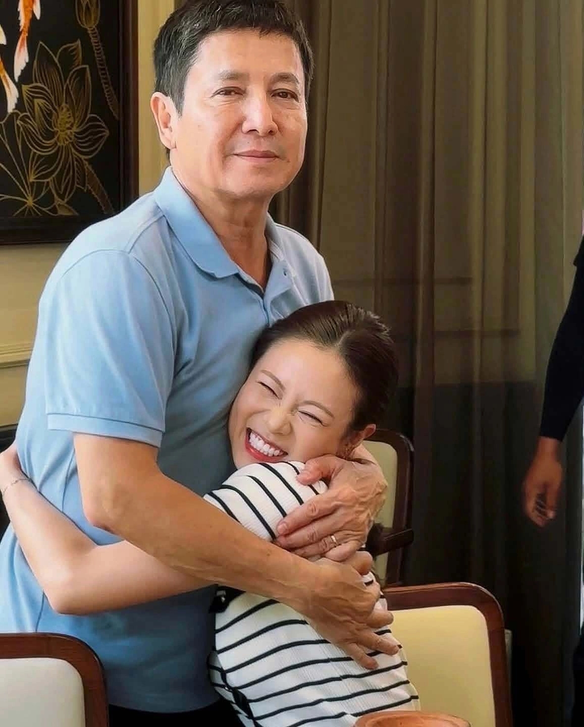 Diễn viên Quỳnh Châu ôm chặt nghệ sĩ Chí Trung, người đóng vai bố của cô trong phim truyền hình đang phát sóng "Dưới ô cửa sáng đèn".