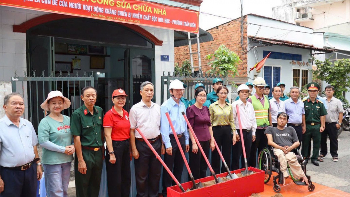 Khởi công sửa chữa nhà cho gia đình anh Nguyễn Vũ Sơn (Ảnh: Trấn Biên)