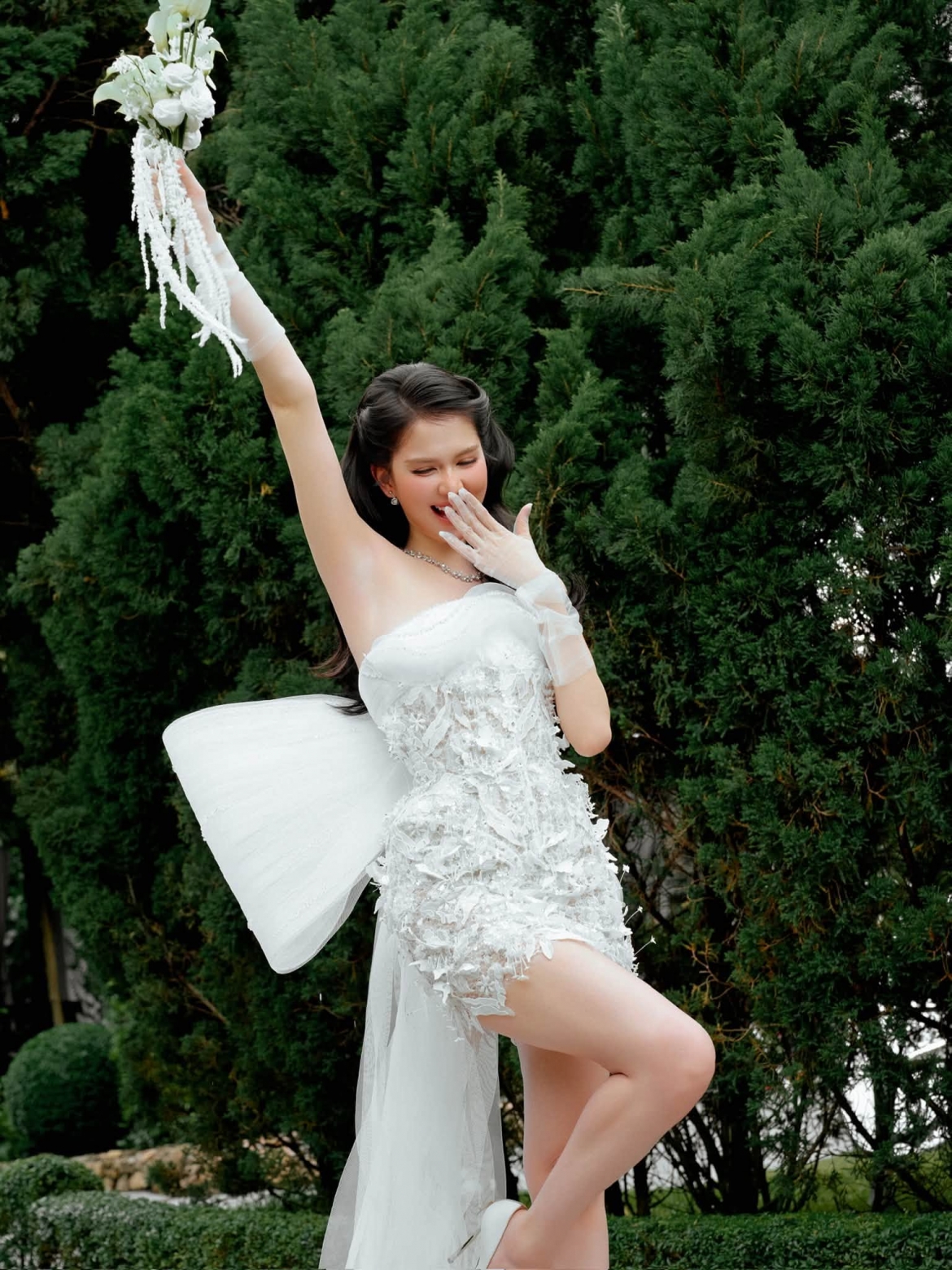 Trên trang cá nhân, Ngọc Trinh bất ngờ đăng tải loạt ảnh mặc váy cưới lộng lẫy, trở thành tâm điểm chú ý trên mạng xã hội.