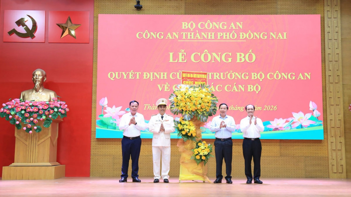 Lãnh đạo TP. Đồng Nai tặng hoa chúc mừng đồng chí Đại tá Trần Trọng Thủy nhận nhiệm vụ mới