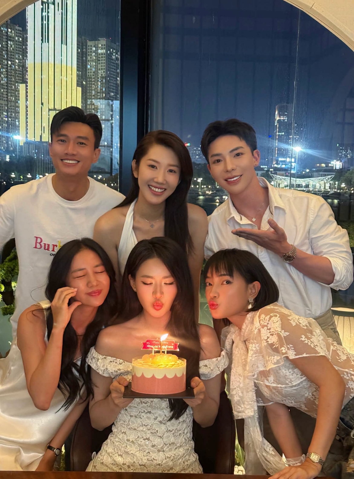 Nữ diễn viên Nguyễn Minh Trang chia sẻ loạt ảnh mừng sinh nhật trên trang cá nhân. Tiệc sinh nhật của nữ diễn viên được tổ chức trong không gian ấm cúng, với sự góp mặt của nhiều gương mặt quen thuộc của showbiz Việt.