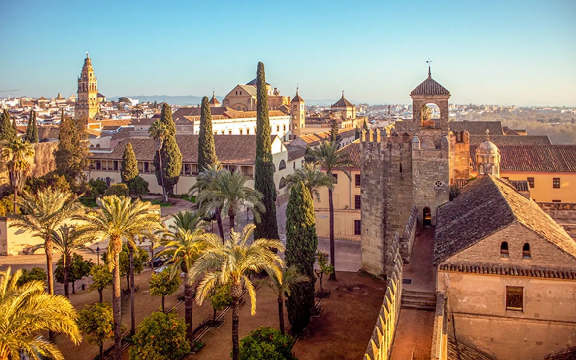 8. Córdoba. Một trong những địa điểm đẹp nhất ở Andalusia, thành phố này sở hữu những khoảng sân đầy hoa, những hiên nhà ngập nắng và những ngõ nhỏ quanh co tạo không khí lãng mạn tức thời. Trung tâm lịch sử của thành phố giống như một bảo tàng ngoài trời, với những ngôi nhà quét vôi trắng được bao phủ bởi hoa và hàng thế kỷ ảnh hưởng văn hóa hiện hữu ở mọi ngóc ngách.
