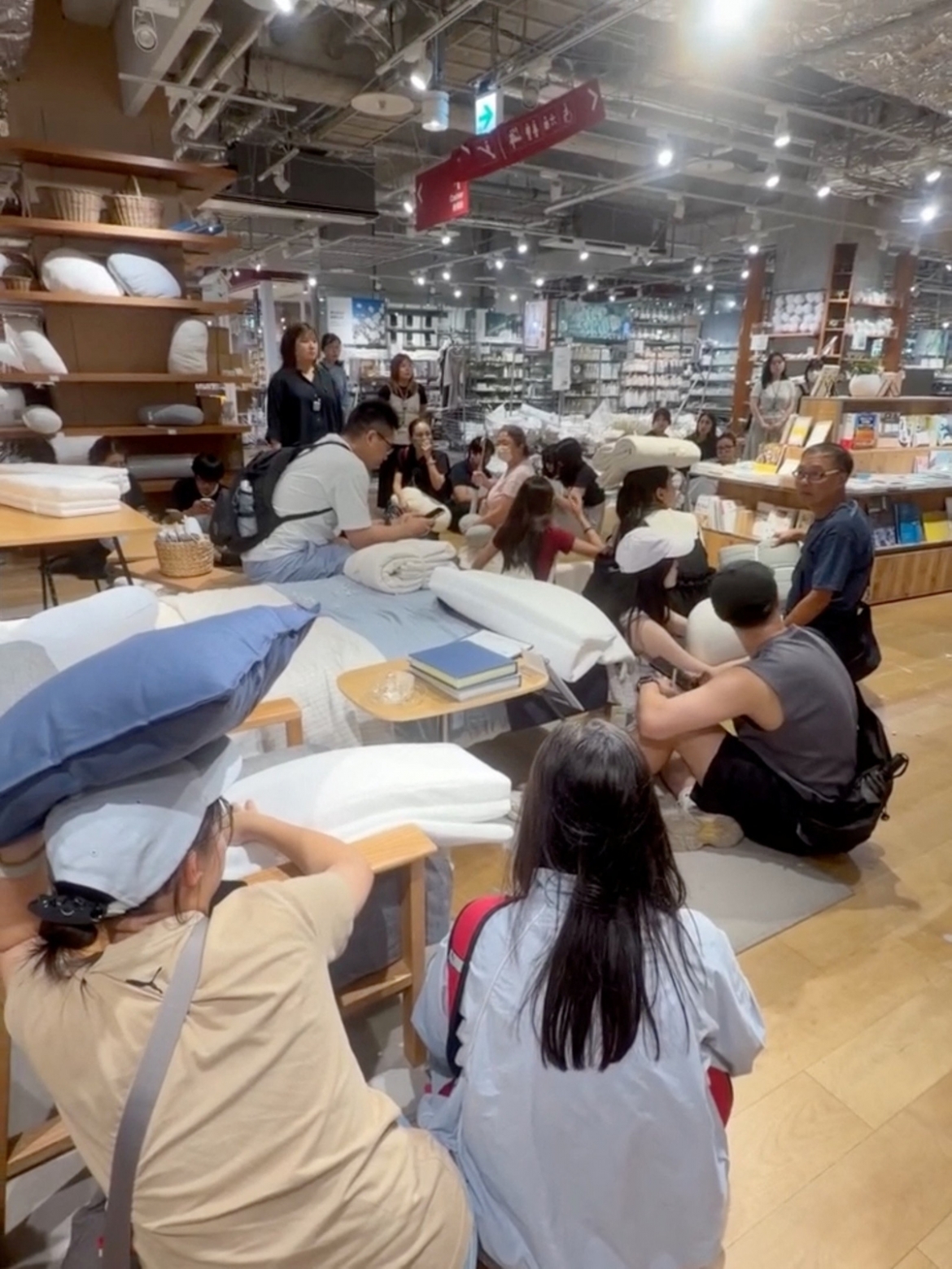 Người dân trú ẩn bên trong một cửa hàng Muji sau trận động đất mạnh 7,1 độ xảy ra tại thành phố Kumamoto, miền Nam Nhật Bản. Tỉnh Kumamoto đã thiết lập 465 trung tâm sơ tán tạm thời để hỗ trợ 9.872 người dân trú ẩn.