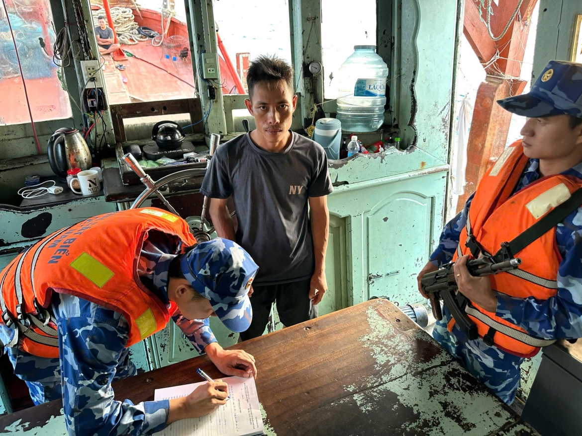 Lực lượng chức năng BTL Vùng Cảnh sát biển 4 lập biên bản vụ việc.