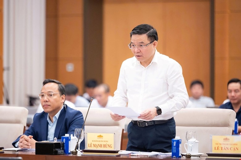 Bộ trưởng Bộ Công Thương Lê Mạnh Hùng trình bày tóm tắt Tờ trình trước Ủy ban Thường vụ Quốc hội