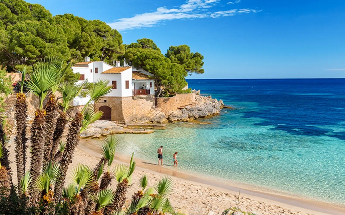 9. Mallorca. Đây là một hòn đảo thiên đường ngập tràn ánh nắng, nổi tiếng với những vịnh nhỏ màu ngọc lam, đường bờ biển hùng vĩ và bầu không khí Địa Trung Hải sôi động. Bên cạnh bãi biển và cảnh hoàng hôn, hòn đảo này còn có rất nhiều điều để khám phá, từ nhà thờ và khu phố cổ lãng mạn của Palma đến hang động Drach ấn tượng.