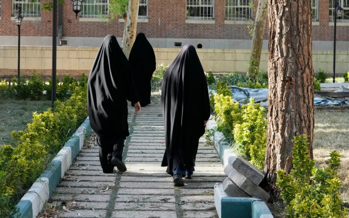 Bóng dáng người phụ nữ Iran trong trang phục Hồi giáo truyền thống đi bộ qua khuôn viên của Đại sứ quán Mỹ cũ.