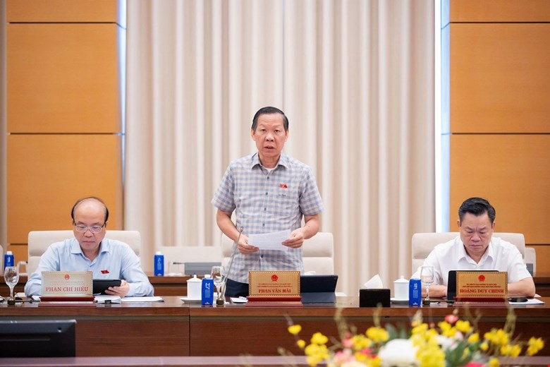 Chủ nhiệm Ủy ban Kinh tế và Tài chính của Quốc hội Phan Văn Mãi trình bày báo cáo thẩm tra